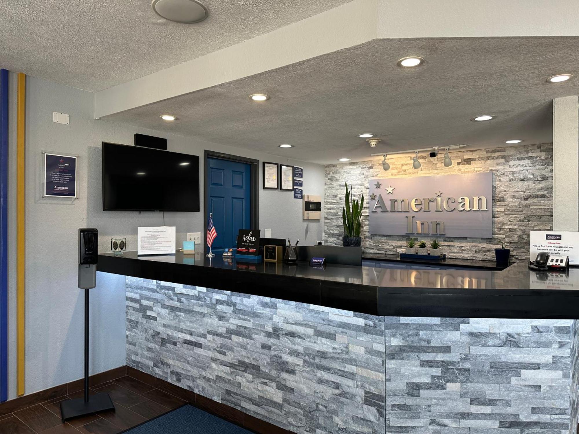 American Inn Cedar Rapids South エクステリア 写真