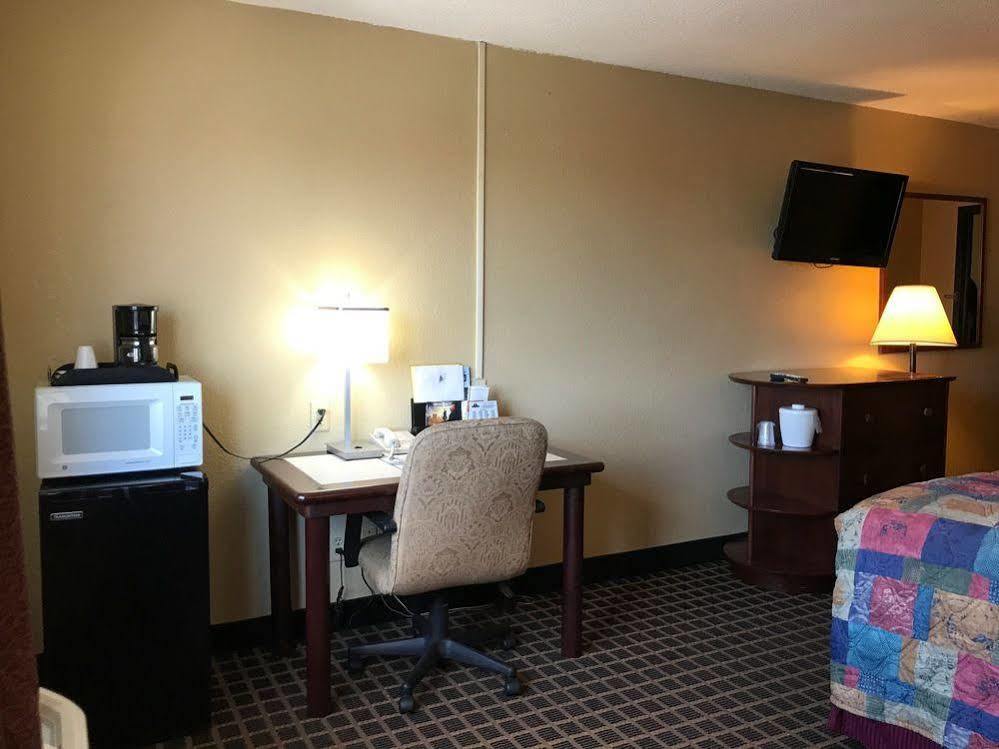 American Inn Cedar Rapids South エクステリア 写真